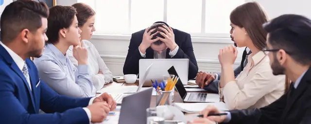 Compañeros que descargan su frustración contigo: cómo protegerte